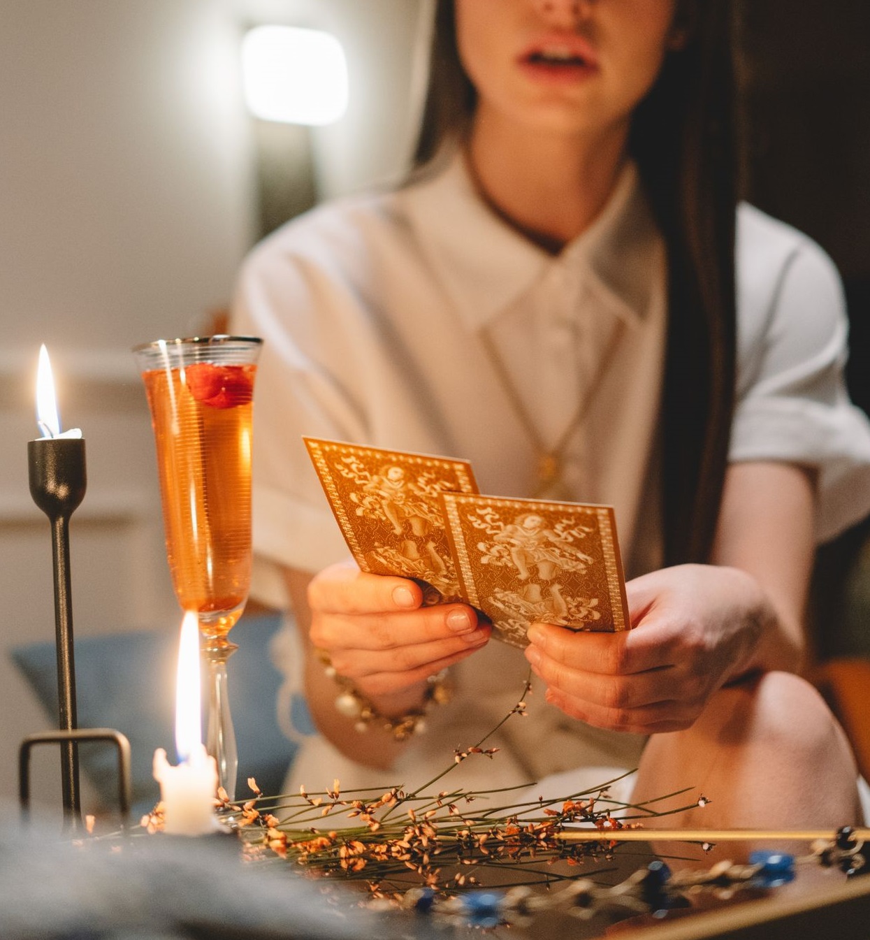 Clarvăzătoarea Mihaela cu cărțile de tarot la lumina lumânării