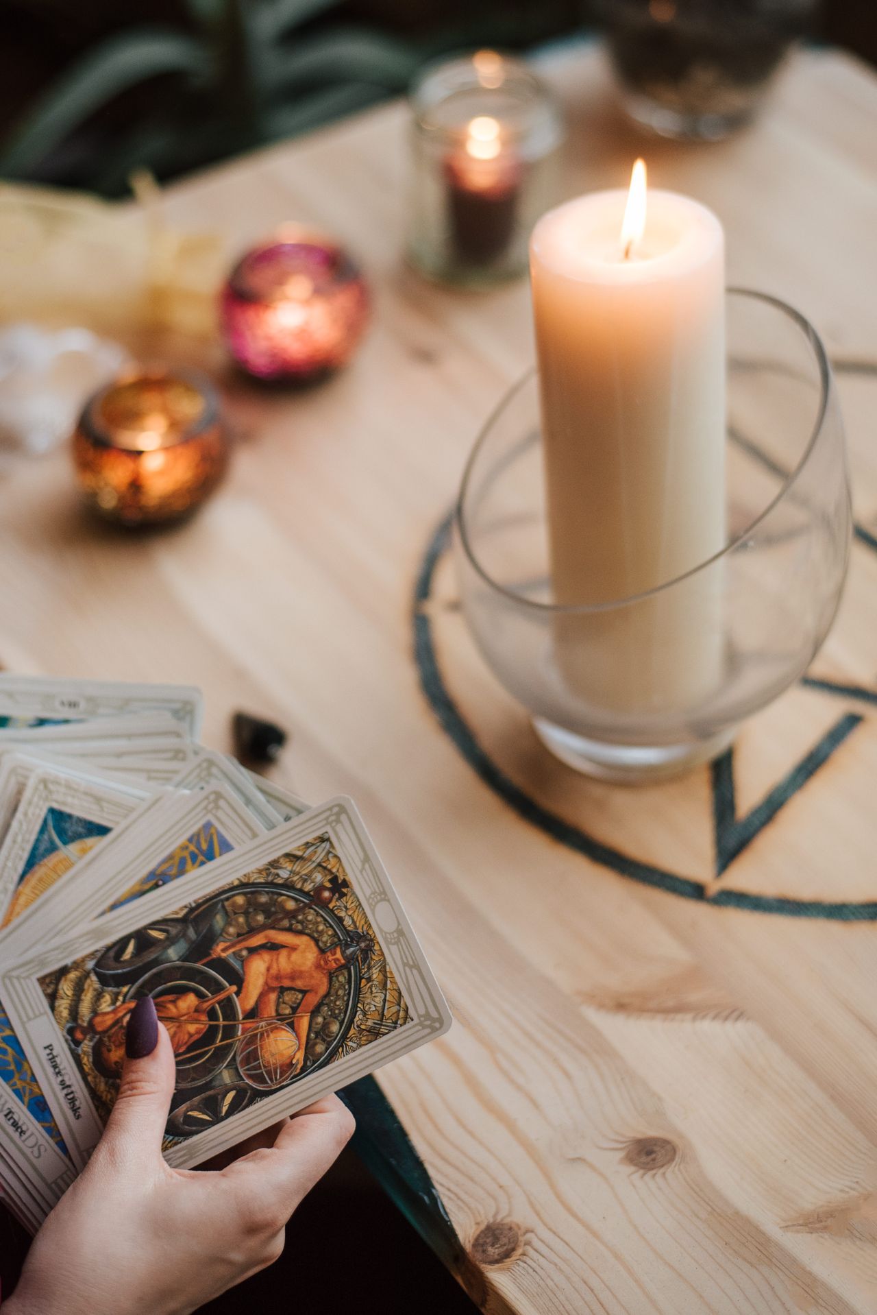 Lumânare, cărți de tarot și cristale