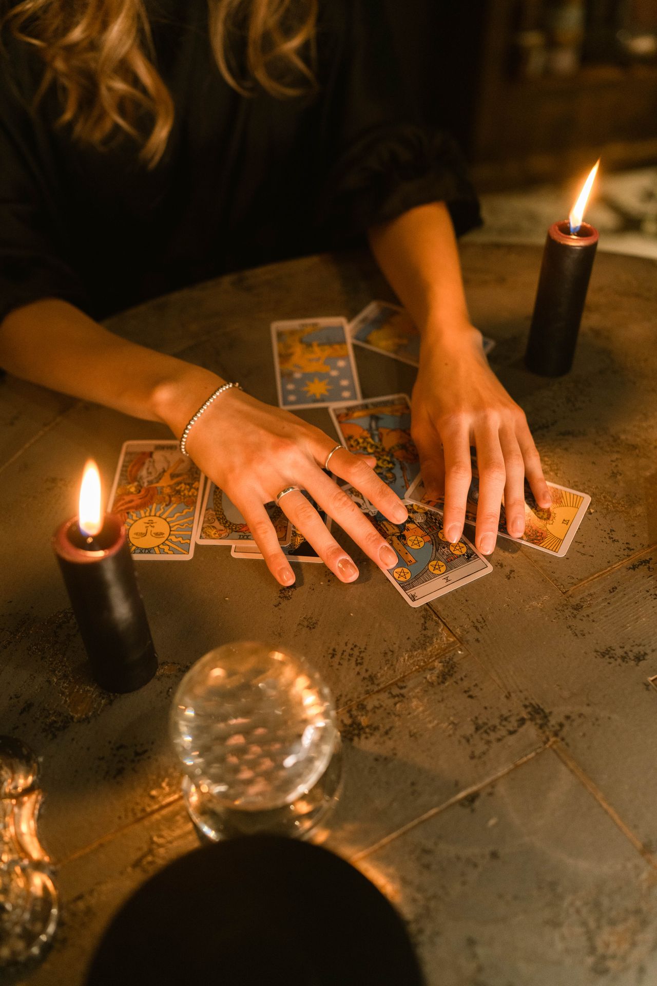 Glob de cristal și cărți de tarot la lumina lumânării